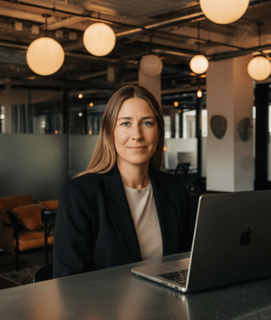 Celina Saffar an ihrem Arbeitsplatz